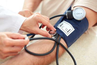 Arzt Patient Untersuchung Sprechstunde Blutdruckmessung Blutdruck messen