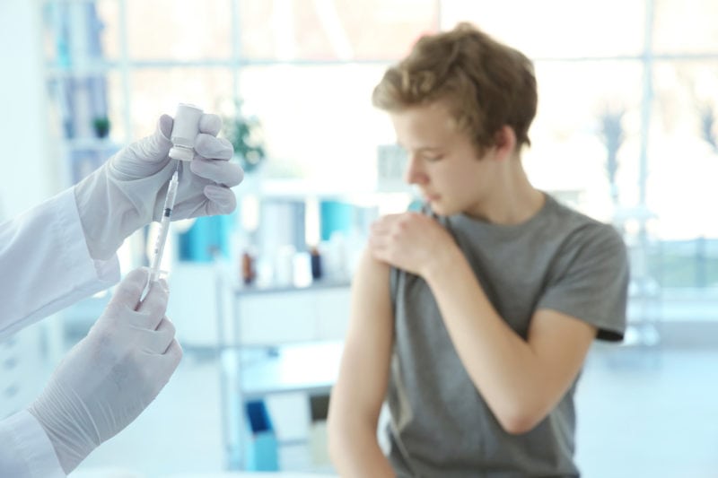 Seit dem Frühjahr steigt die Zahl der Keuchhustenfälle, besonders betroffen sind Teenager. Das Robert Koch-Institut geht davon aus, dass viele Jugendliche die empfohlene Auffrischimpfung gegen Pertussis nicht erhalten. Bei diesen Patienten könnte sich also ein Blick in den Impfpass lohnen.