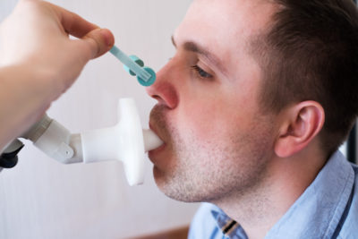 Die Diagnostik der Lungenfunktion kommt in der Hausarztpraxis häufig zum Einsatz. Anders als EBM und Hausarztverträge bietet die GOÄ für die Spirometrie eine große Auswahl an Abrechnungsziffern.