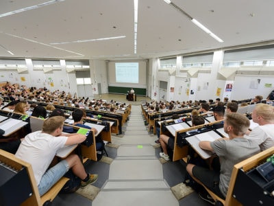 Viele junge Frauen und Männer wollen Medizin studieren, bekommen aber keinen Platz. Gleichzeitig fehlen Ärztinnen und Ärzte. In Bremen gibt es erste Bestrebungen, eine eigene Medizinausbildung aufzubauen.