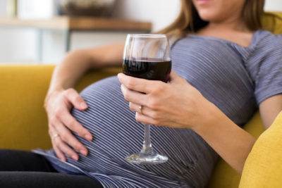 Wenn Frauen in der Schwangerschaft trinken, kann das schwere Behinderungen beim Kind nach sich ziehen. Einer Münchner Studie zufolge wurden die Folgen des Passivtrinkens bisher zahlenmäßig unterschätzt. Aber nicht nur Babys werden Opfer des Alkoholmissbrauchs anderer.