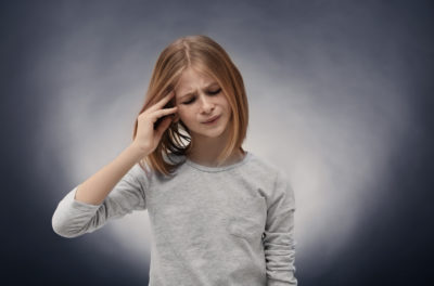 Kopfschmerzen sind einer Studie zufolge bereits im Kindesalter für viele ein Problem. Mehr als jeder Dritte begab sich in ärztliche Behandlung, drei Viertel der Betroffenen Jugendlichen griffen regelmäßig zu Medikamenten.