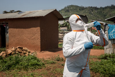 Seit einem Jahr wütet die Ebola-Seuche im Osten des Kongo. Weil Rebellen die Region unsicher machen, ist die Bekämpfung schwierig. Jetzt macht die WHO Druck: es muss mehr getan werden.
