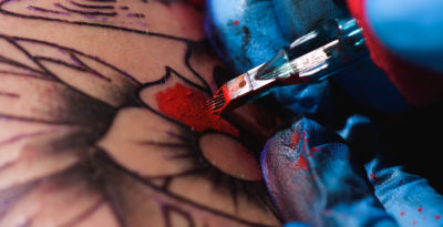 Tattoo-Farben sind mitunter gesundheitsschädlich, weil sich Pigmente in den Lymphen ablagern können. Forscher haben jetzt herausgefunden, dass das nicht die einzige Giftgefahr beim Tätowieren ist. Noch sind die Spätfolgen unklar.