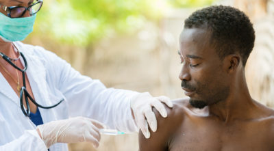 Die Zahl der Masernerkrankungen steigt weltweit, die Impfraten sinken: die EU und die WHO wollen dagegen vorgehen. Der EU-Gesundheitskommissar plädiert für drastische Maßnahmen.
