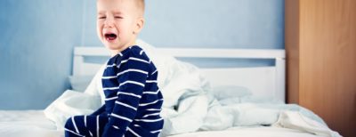 Wenn Kinder chronische Schlafstörungen haben, belastet das auch Eltern und Geschwister. Dieser Review gibt einen Überblick über die Möglichkeiten, Schlafstörungen bei Kindern zu behandeln.