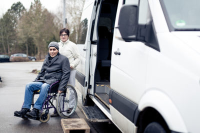 Patienten, die aus gesundheitlichen Gründen nicht selbst zu einer Behandlung fahren konnten, erhielten die Fahrtkosten von der Krankenkasse erstattet - sofern diese sie vorher genehmigte. das hat sich nun geändert.