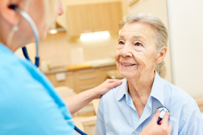 Einer Studie zufolge bewirkt Prävention durch Hausärzte eine Senkung der Mortalität und Pflegebedürftigkeit unter Senioren.