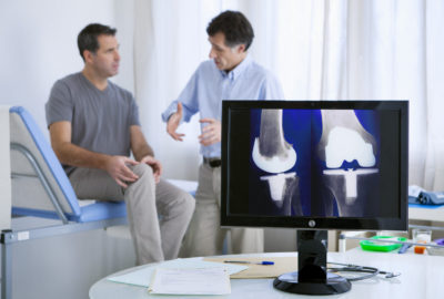 Die Zahl der Knieprothesen-​Implantationen steigt in Deutschland an. Nun hat der Gemeinsame Bundesausschuss den Eingriff in das Zweitmeinungsverfahren aufgenommen.