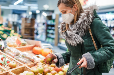 Zwar muss es keine FFP2-Maske sein - doch mindestens eine Op-Maske sollen Menschen in Deutschland künftig tragen. Darauf haben sich nun Bund und Länder verständigt. „Der Hausarzt“ gibt eine neue Patienteninfo an die Hand – mit einem innovativen Trocknungssystem für die Wiederverwendung.