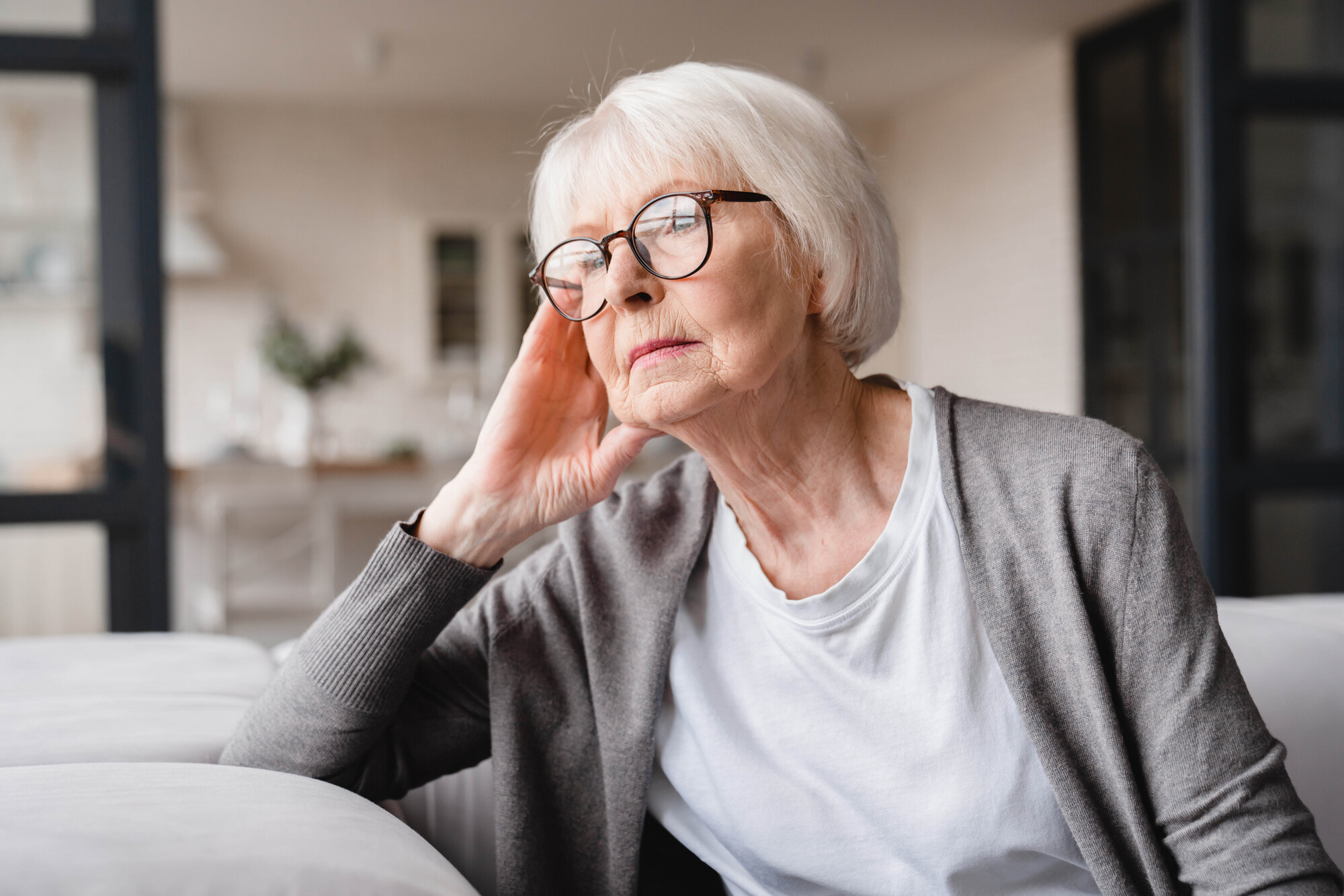 Bei älteren Menschen ist es oft nicht einfach, eine Depression festzustellen. Denn häufig klagen die Betroffenen vor allem über körperliche oder kognitive Probleme.